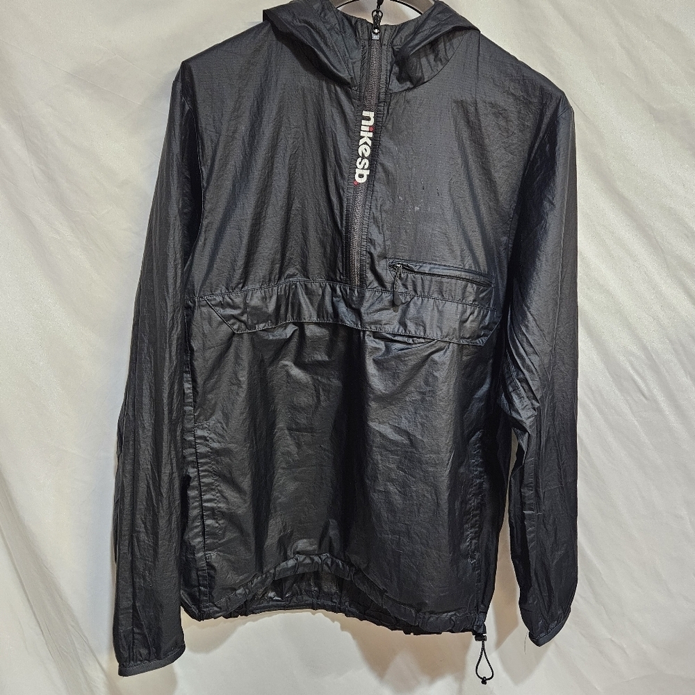 Nike SB Jacket Mens M Black Hooded Lightweight Windbreaker Packable Coat EUC